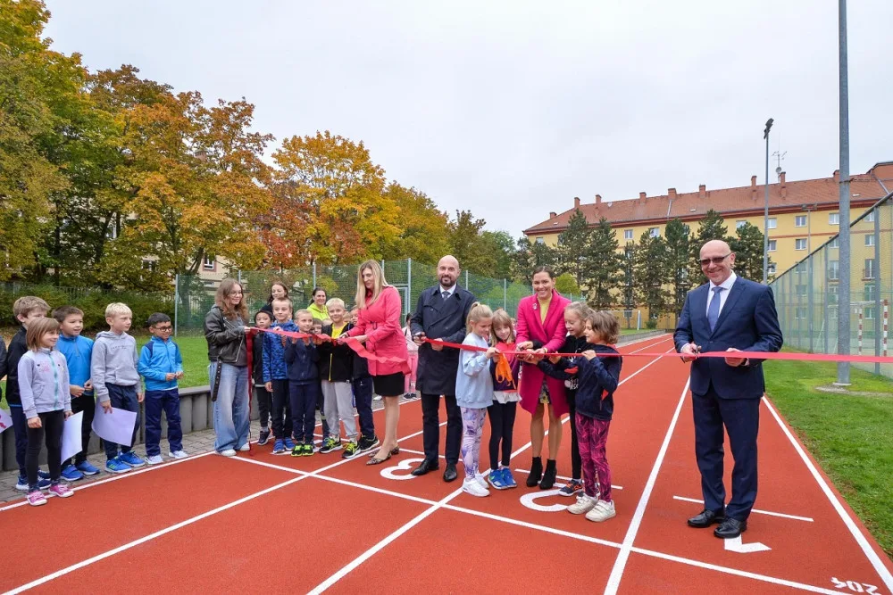 Město nechalo opravit atletickou dráhu na plzeňské základní škole. Práce vyšly na 6 milionů korun