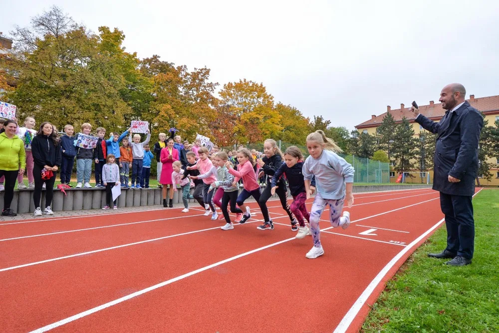Město nechalo opravit atletickou dráhu na plzeňské základní škole. Práce vyšly na 6 milionů korun
