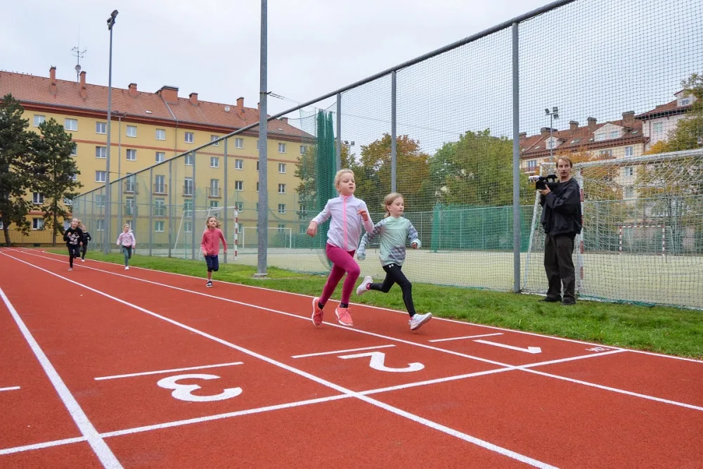 Město nechalo opravit atletickou dráhu na plzeňské základní škole. Práce vyšly na 6 milionů korun