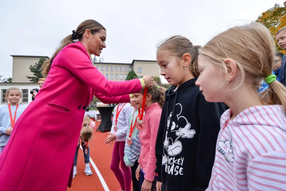 Město nechalo opravit atletickou dráhu na plzeňské základní škole. Práce vyšly na 6 milionů korun
