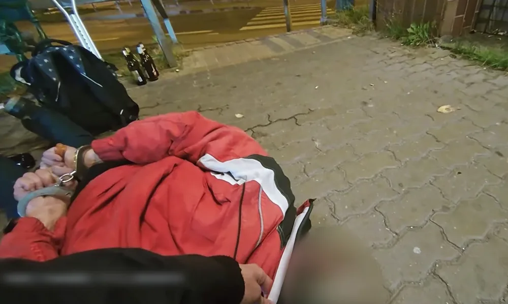VIDEO: Opilý a agresivní muž napadl hlídku, strážníci s ním rychle zatočili