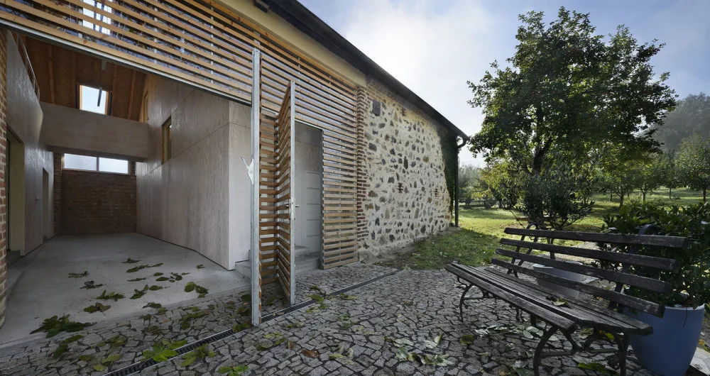 V prestižní soutěži Grand Prix Architektů zabodovala přestavba stodoly na rodinný dům v Čilé