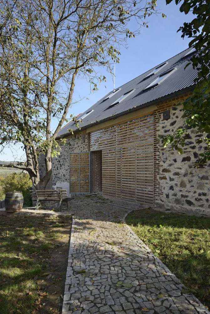 V prestižní soutěži Grand Prix Architektů zabodovala přestavba stodoly na rodinný dům v Čilé