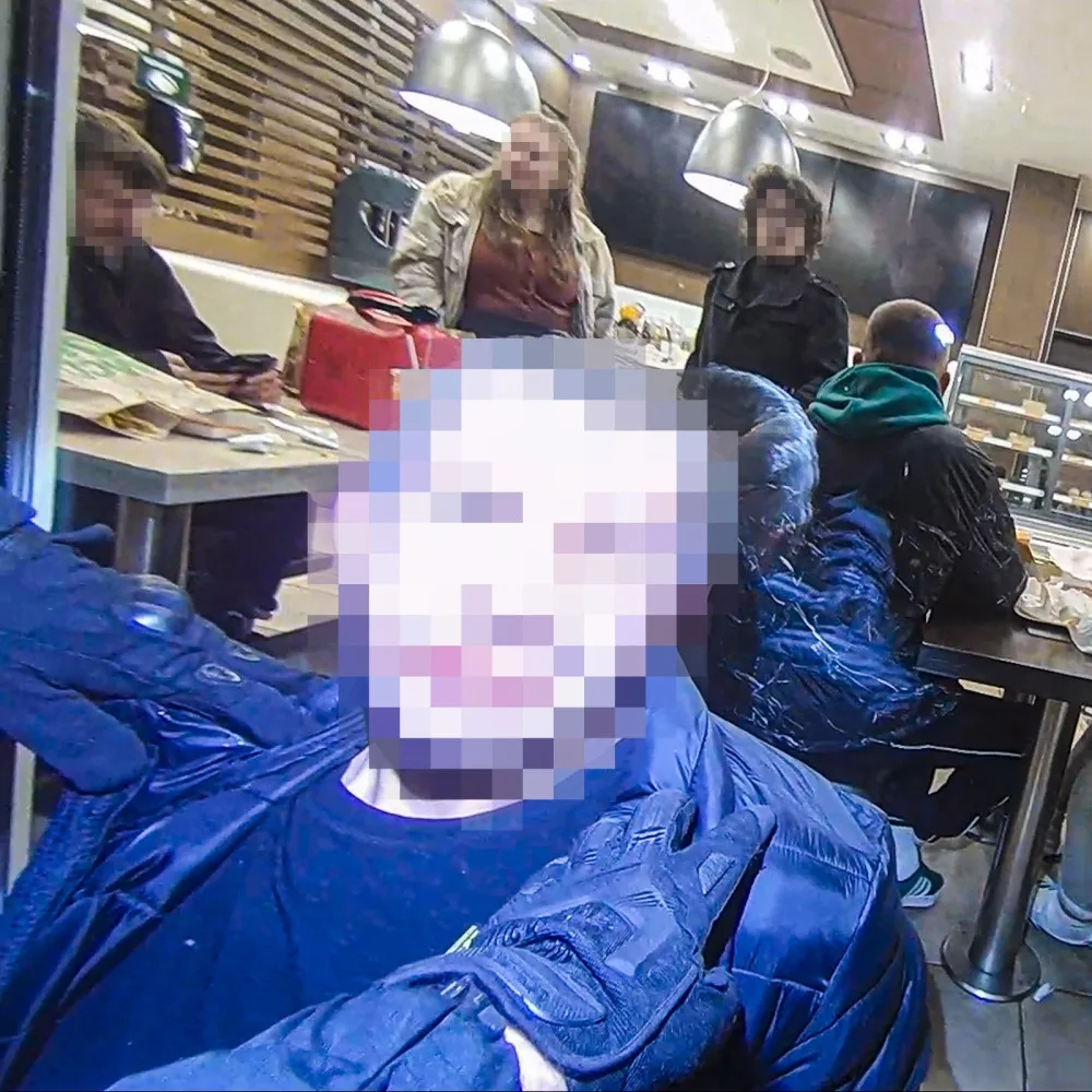 Žebral a bral lidem jídlo z jejich táců, policie si pro výtržníka došla do rychlého občerstvení
