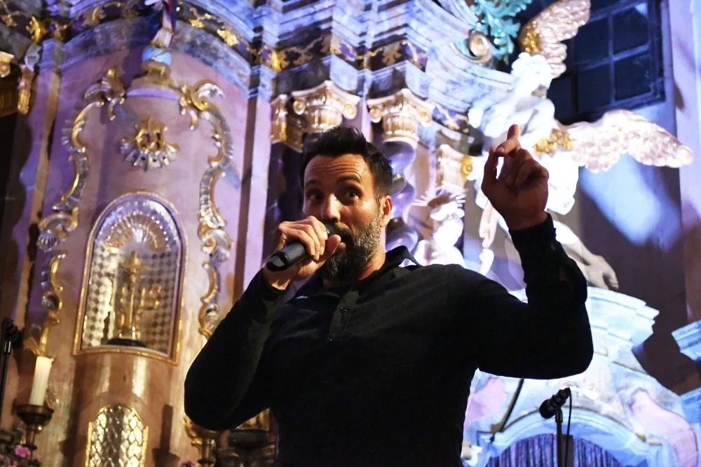 Václav Noid Bárta zazpíval lidem v Nemanicích, historicky první koncert v kostele uspořádal místní spolek nadšenců