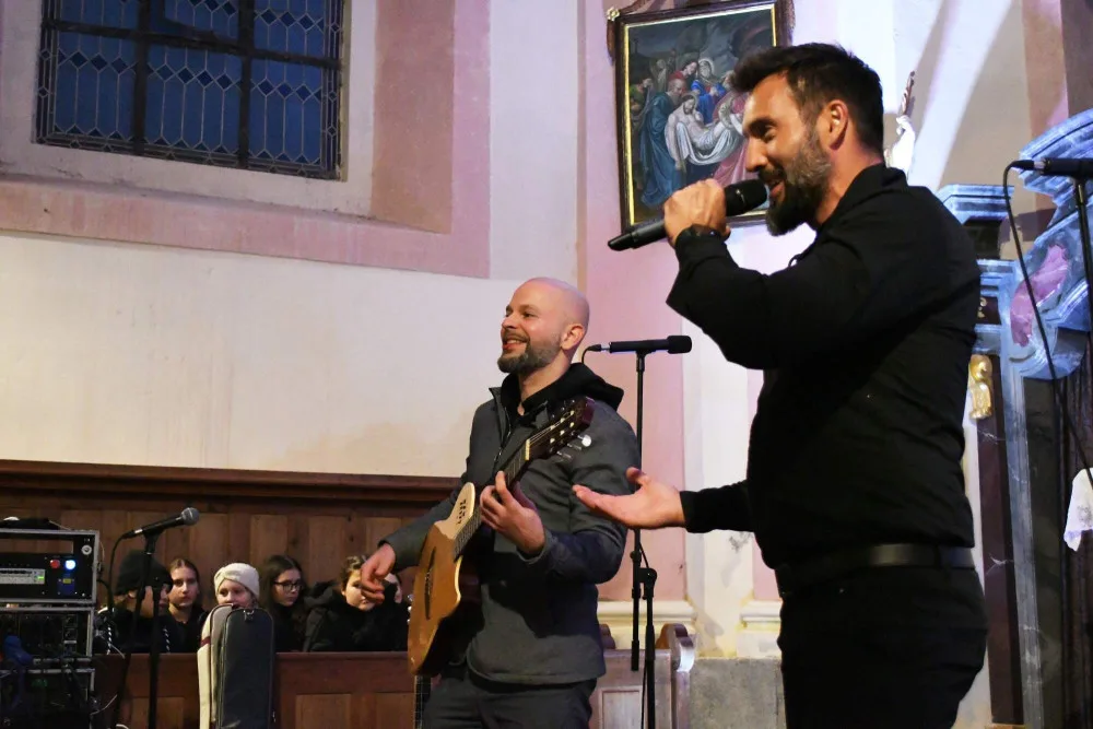 Václav Noid Bárta zazpíval lidem v Nemanicích, historicky první koncert v kostele uspořádal místní spolek nadšenců