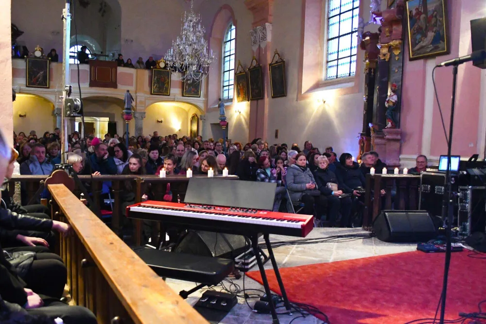 Václav Noid Bárta zazpíval lidem v Nemanicích, historicky první koncert v kostele uspořádal místní spolek nadšenců