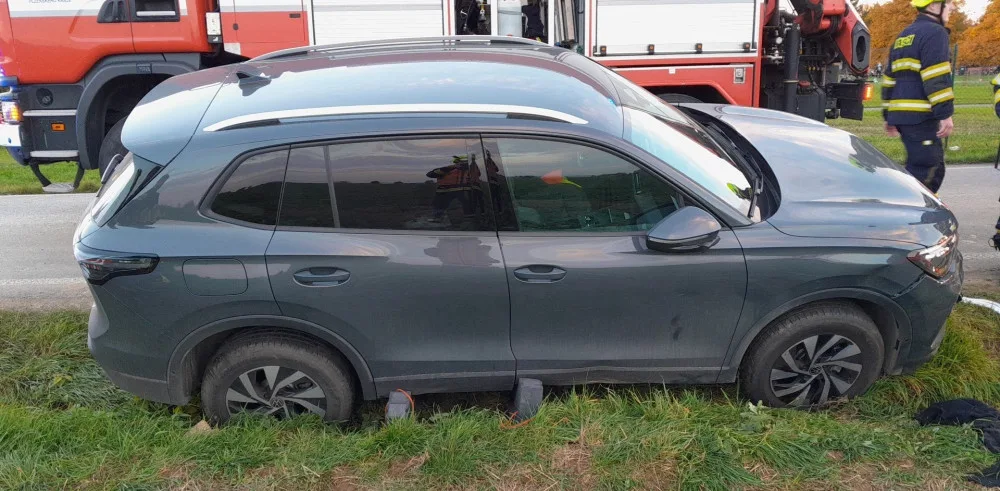 Motorkář nepřežil střet s automobilem. Nezvládl řízení, spadl z motocyklu a pak ho smetl projíždějící osobák