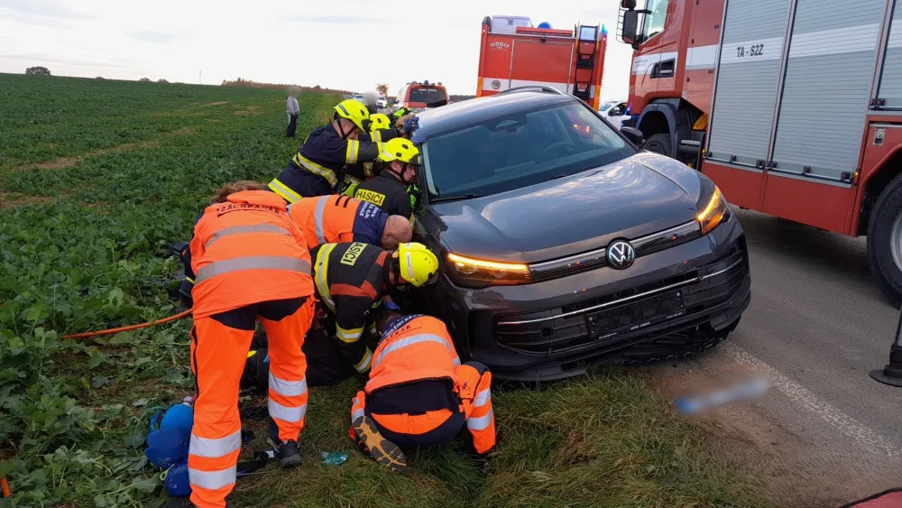 Motorkář nepřežil střet s automobilem. Nezvládl řízení, spadl z motocyklu a pak ho smetl projíždějící osobák
