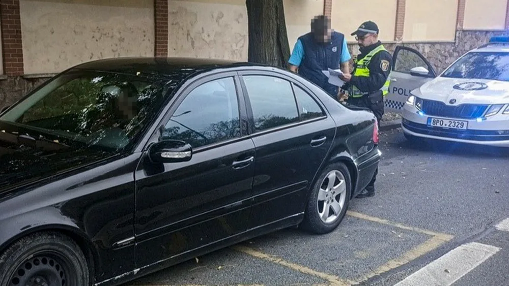 Dva piráti silnic to na padesátce poněkud přehnali s rychlostí. Čeká je zákaz řízení i tučná pokuta