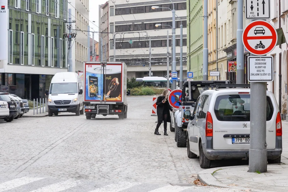 Oprava Goethovy ulice je u konce, dělníci tam osadili přes 30 tisíc kostek. Provoz se tam vrátí už v pátek