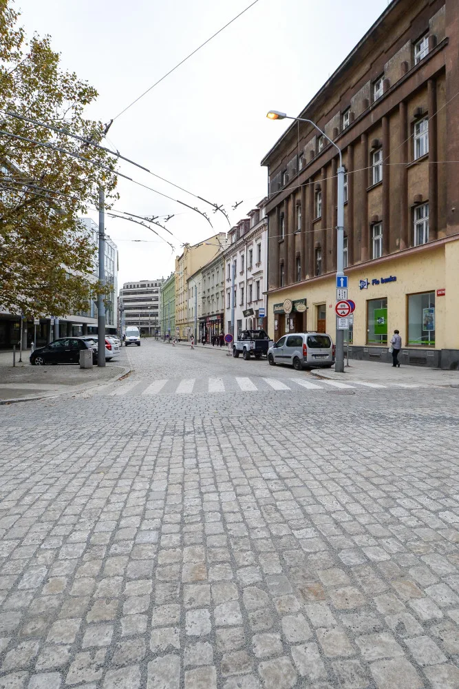 Oprava Goethovy ulice je u konce, dělníci tam osadili přes 30 tisíc kostek. Provoz se tam vrátí už v pátek