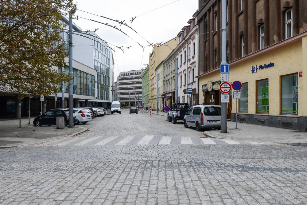 Oprava Goethovy ulice je u konce, dělníci tam osadili přes 30 tisíc kostek. Provoz se tam vrátí už v pátek