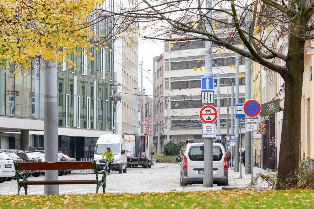 Oprava Goethovy ulice je u konce, dělníci tam osadili přes 30 tisíc kostek. Provoz se tam vrátí už v pátek