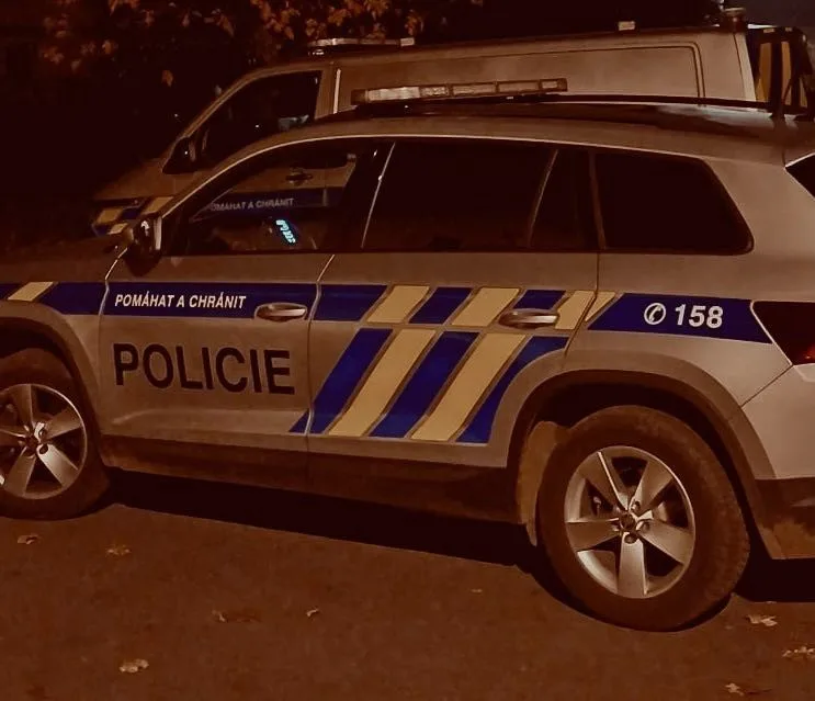 Před domem ležel mrtvý muž, podle policie jde o vraždu