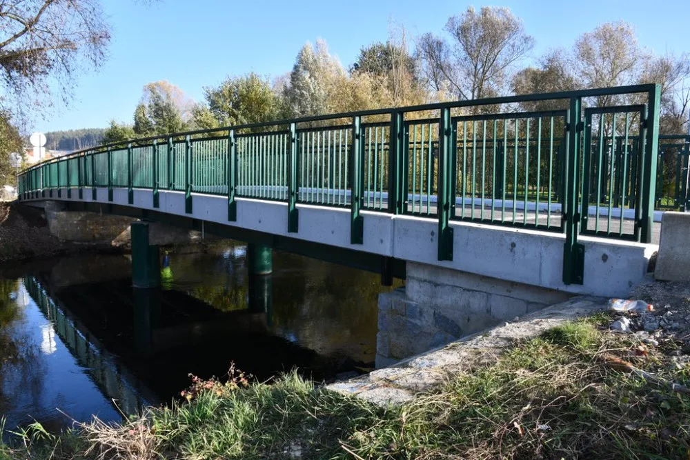 Most přes Mži v Radčicích se dostal do havarijního stavu, teď už je opravený a mohou na něj i zemědělci s technikou