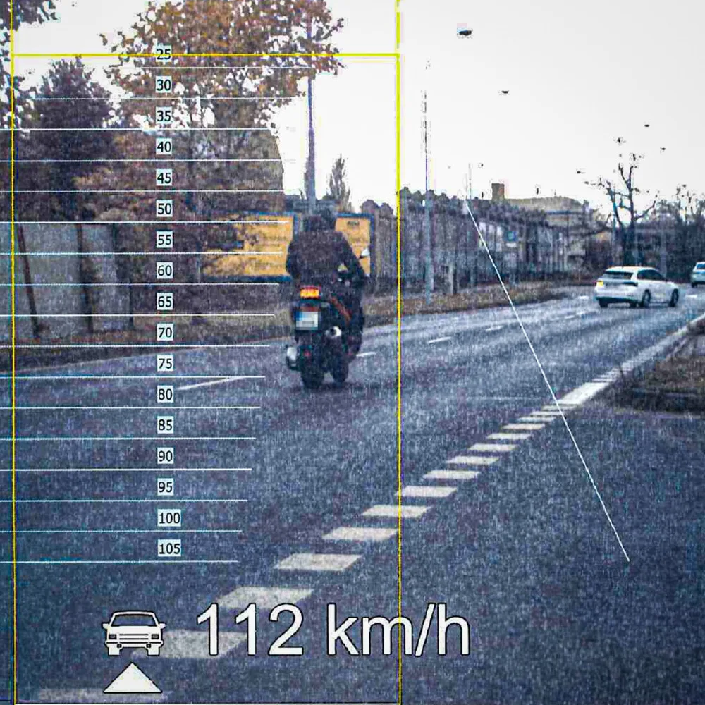 Na povolené padesátce to hodně přehnal s rychlostí řidič mercedesu i motorkář. Ten už měl navíc zákaz řízení