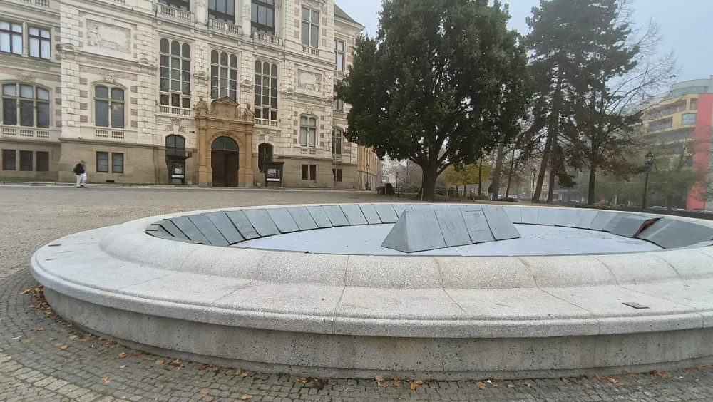 ANKETA: Voda prýštila z opravené kašny dva týdny, znovu bude v plné parádě až v květnu