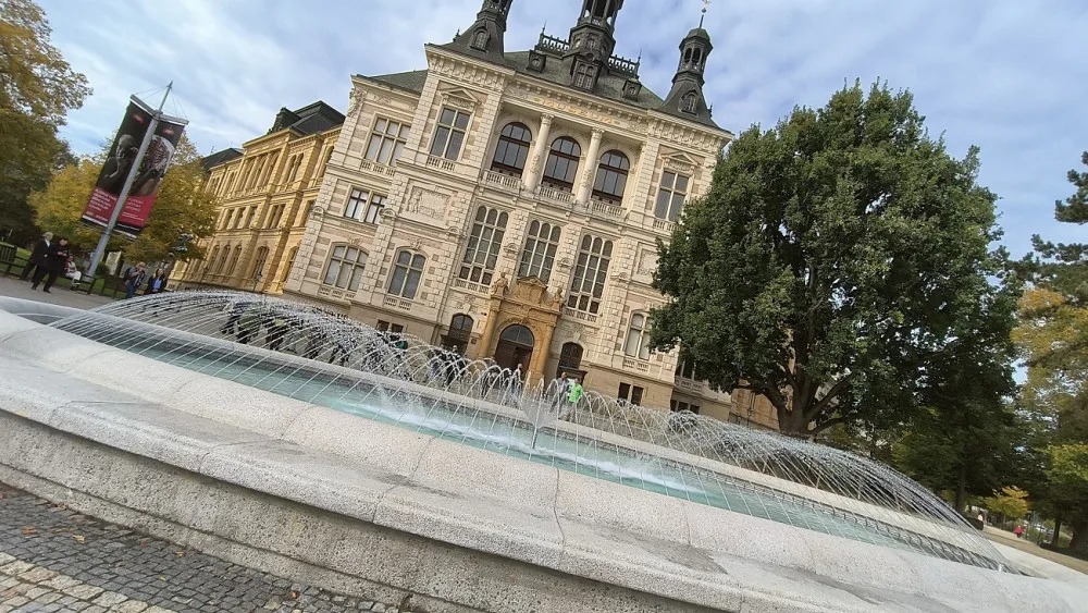 ANKETA: Voda prýštila z opravené kašny dva týdny, znovu bude v plné parádě až v květnu