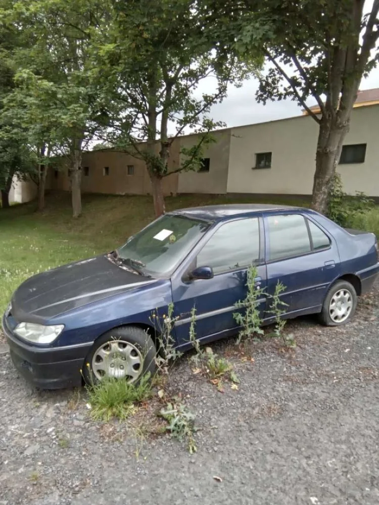Radnice stále řeší nedostatek parkovacích míst, mnoho jich zabírají ohyzdné autovraky