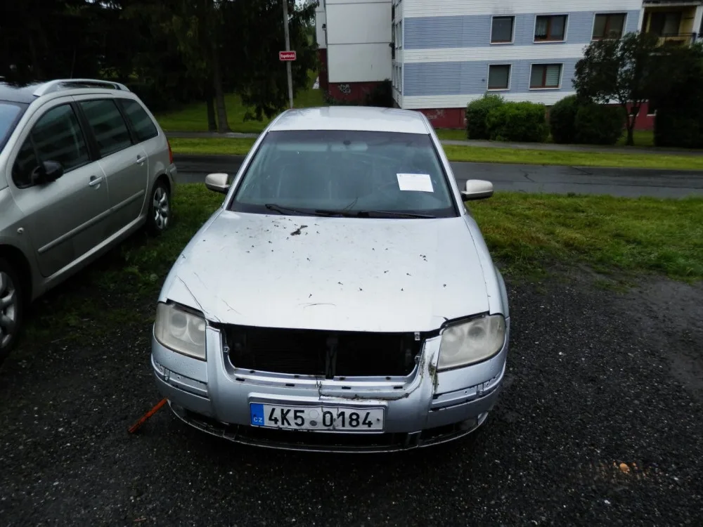 Radnice stále řeší nedostatek parkovacích míst, mnoho jich zabírají ohyzdné autovraky