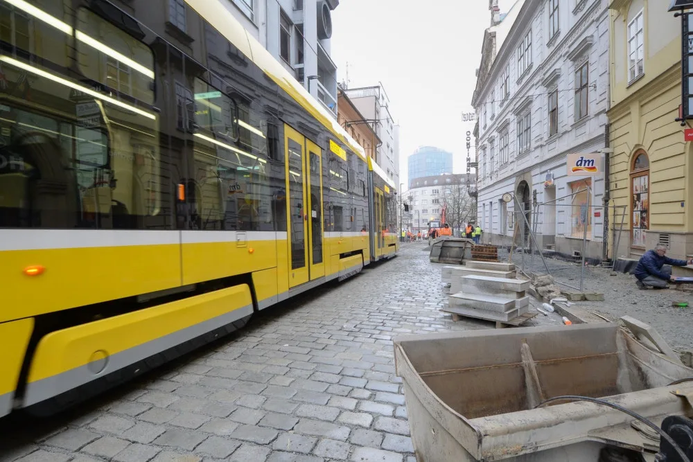 Po trati ve čtvrtek ráno projela zkušební tramvaj, od soboty se tam vrátí plný tramvajový provoz.