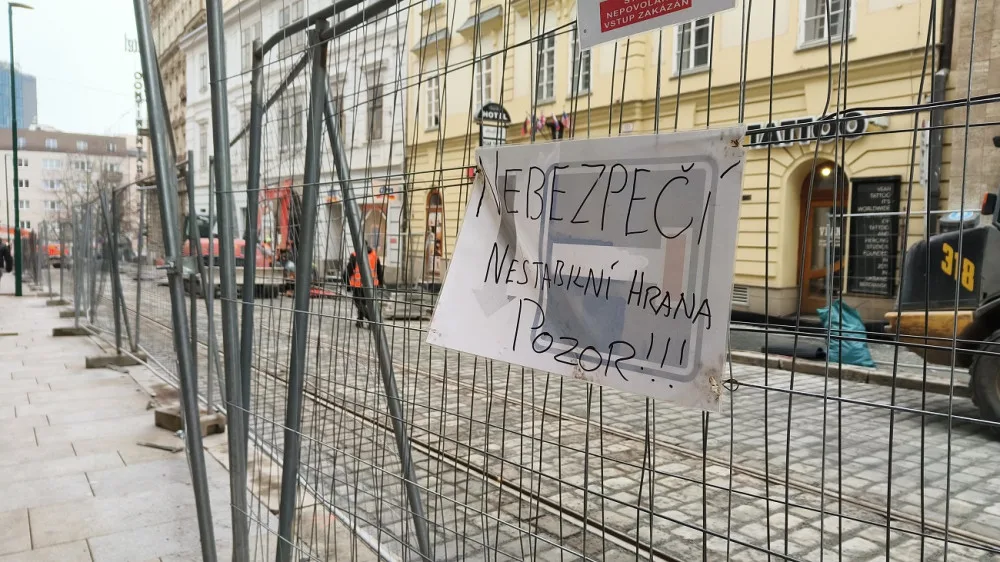 Končí půlroční oprava tramvajové trati za 78 milionů, chodci ale musí stále klopýtat po neexistujícím chodníku
