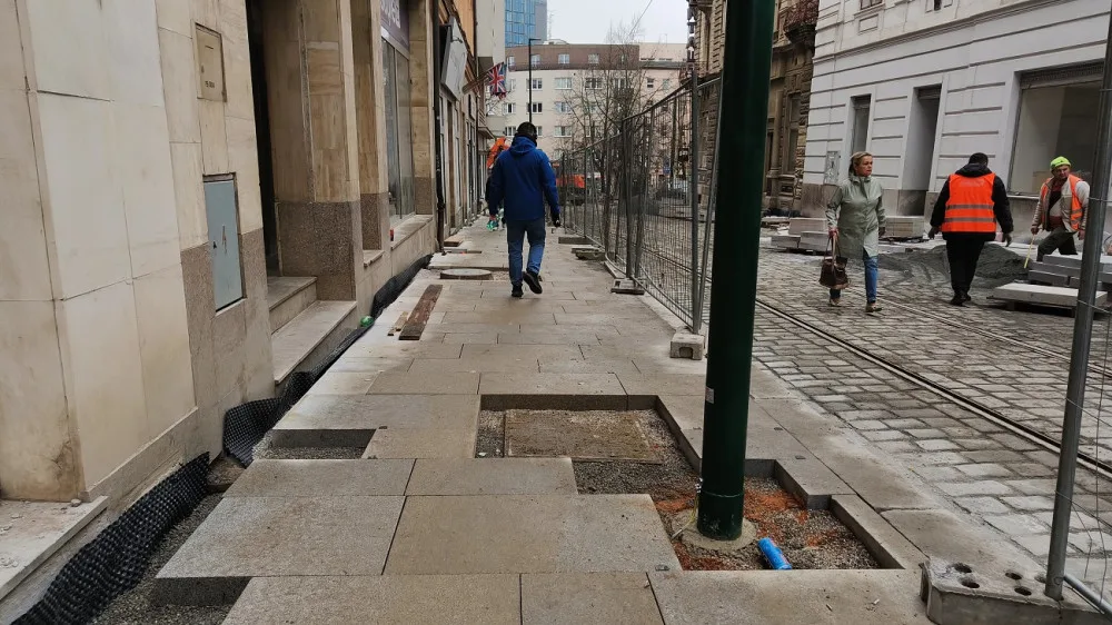 Končí půlroční oprava tramvajové trati za 78 milionů, chodci ale musí stále klopýtat po neexistujícím chodníku