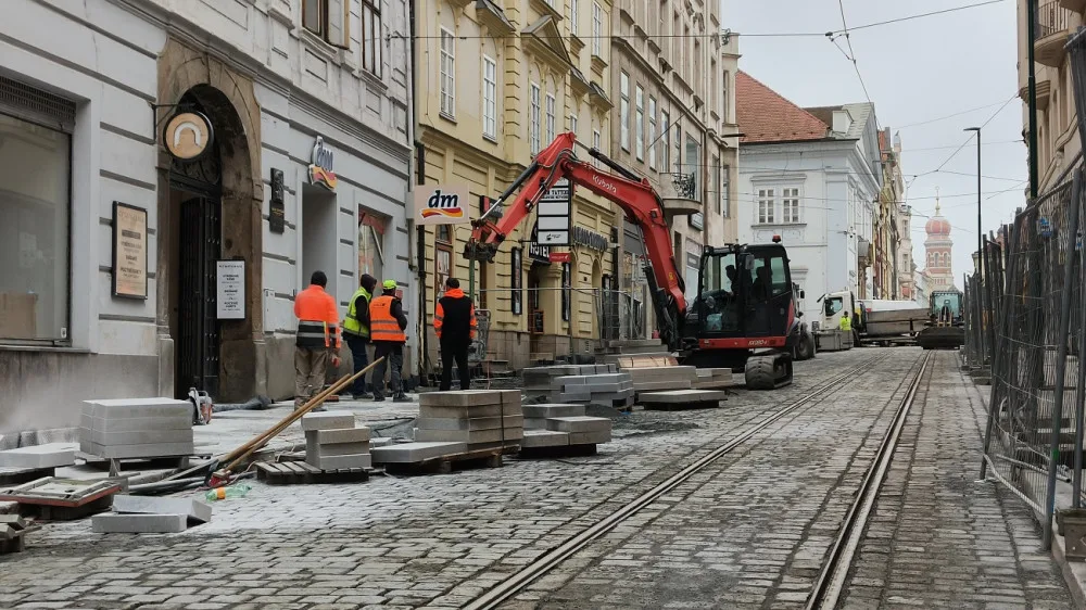 Končí půlroční oprava tramvajové trati za 78 milionů, chodci ale musí stále klopýtat po neexistujícím chodníku