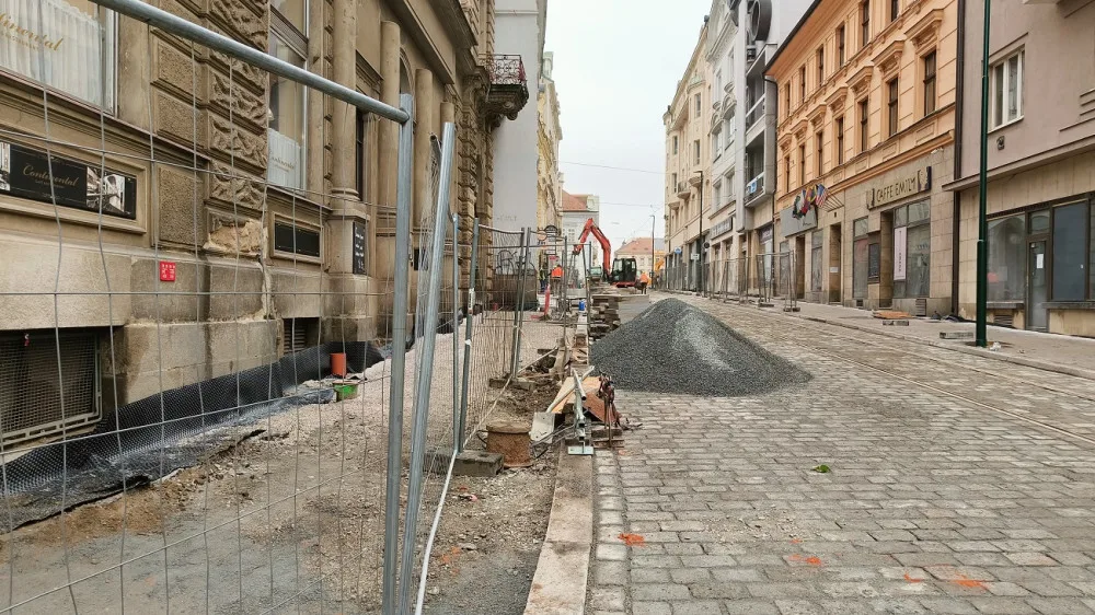 Končí půlroční oprava tramvajové trati za 78 milionů, chodci ale musí stále klopýtat po neexistujícím chodníku