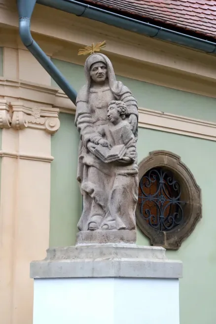 Před kostel U Ježíška se po dlouhých letech vrátily restaurované barokní sochy svaté Anny a svatého Josefa
