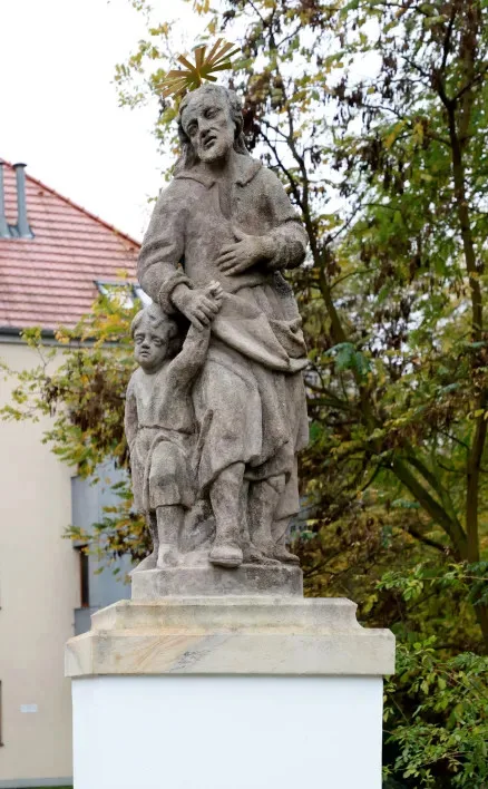 Před kostel U Ježíška se po dlouhých letech vrátily restaurované barokní sochy svaté Anny a svatého Josefa