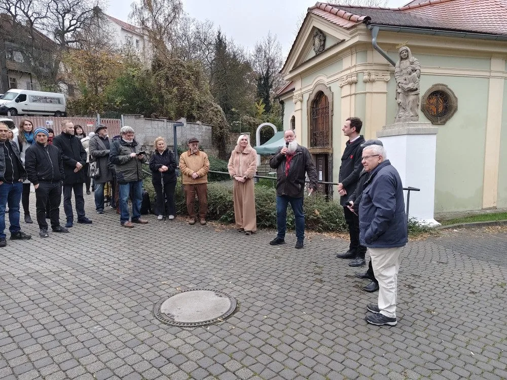 Před kostel U Ježíška se po dlouhých letech vrátily restaurované barokní sochy svaté Anny a svatého Josefa