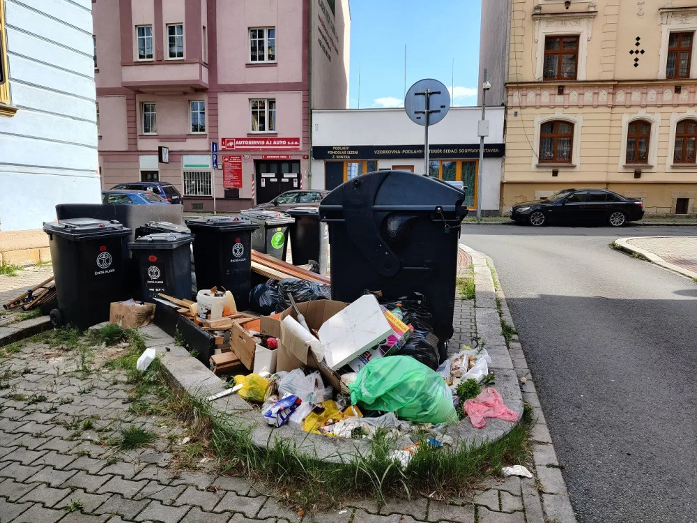 Roh ulic Zikmunda Wintra a Hřímalého v Plzni je místem, kde se nepořádek pravidelně hromadí