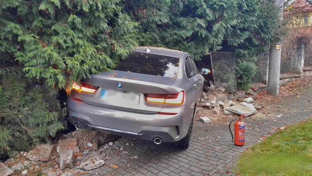 Řidička vletěla s luxusním BMW na chodník, kde zdemolovala hradbu a oplocení u domu