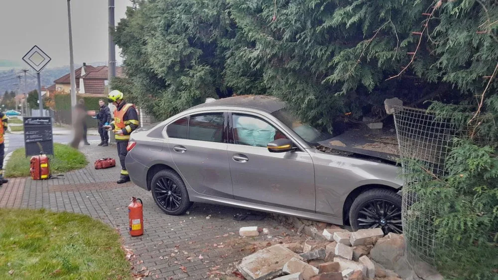 Řidička vletěla s luxusním BMW na chodník, kde zdemolovala hradbu a oplocení u domu