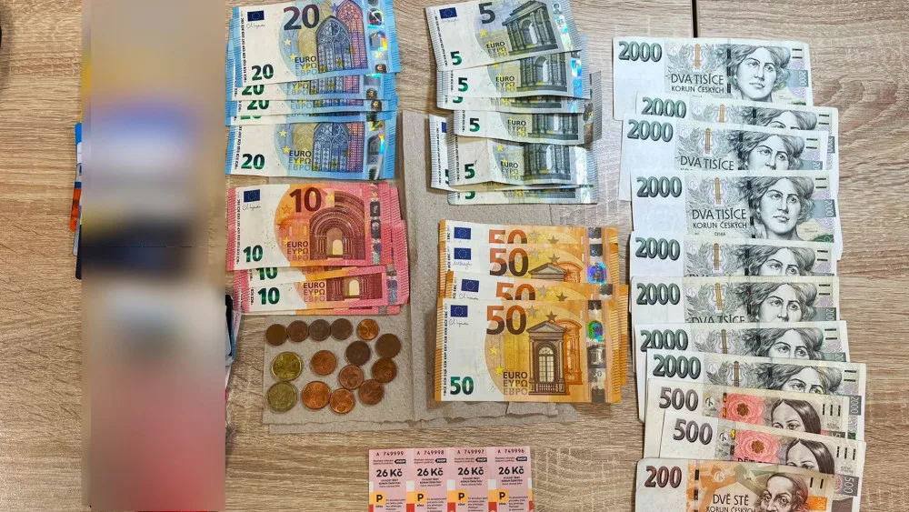Poctivec našel a řádně odevzdal peněženku pořádně naditou korunami a eurobankovkami