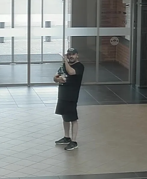 Z bankomatu muž sebral 36 000 korun, které tam po výběru zapomněl jejich majitel. Po zloději teď pátrá policie
