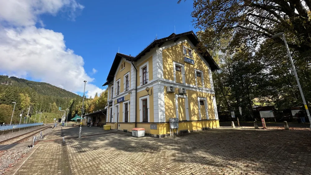Nádraží Špičák. Portál tunel je hned v jeho zadní části