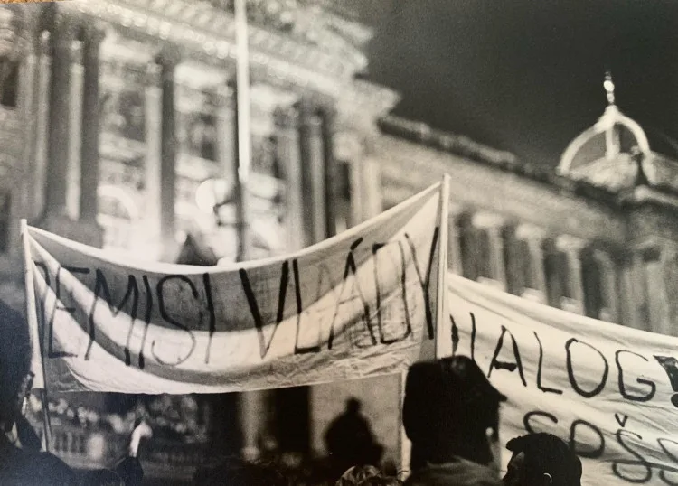 FOTO: V mrazivém listopadu roku 1989 se začal hroutit komunistický režim, až se nakonec celý zhroutil