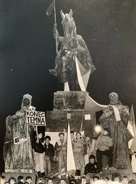 FOTO: V mrazivém listopadu roku 1989 se začal hroutit komunistický režim, až se nakonec celý zhroutil