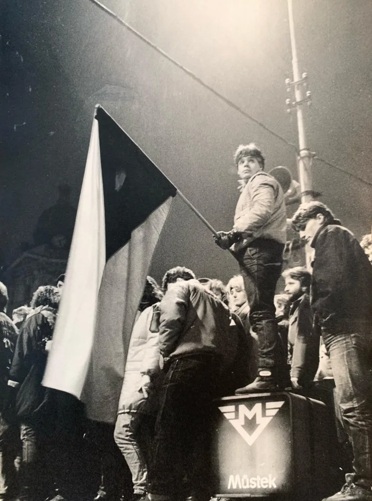 FOTO: V mrazivém listopadu roku 1989 se začal hroutit komunistický režim, až se nakonec celý zhroutil