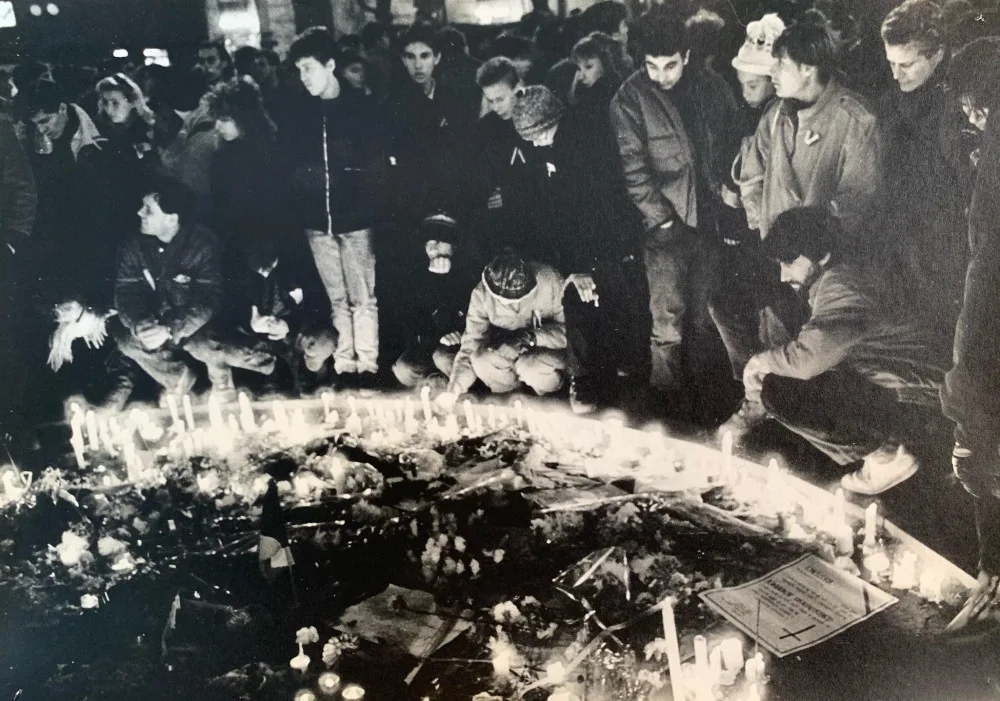 FOTO: V mrazivém listopadu roku 1989 se začal hroutit komunistický režim, až se nakonec celý zhroutil