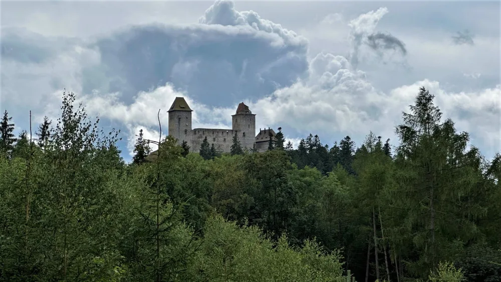 Hrad Kašperk ještě před opravou věže