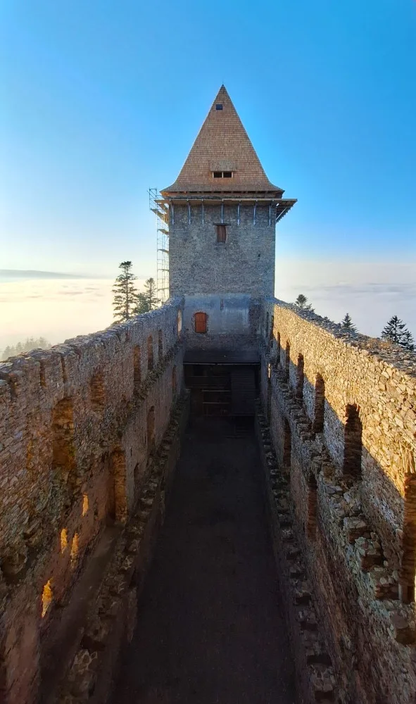 Západní věž už má novou střechu