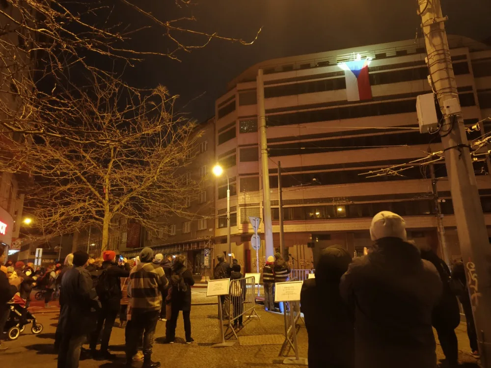 Plzeň si připomněla pád totalitního režimu. V ulicích byly výstavy, projekce i lepením plakátů stejně jako v roce 1989