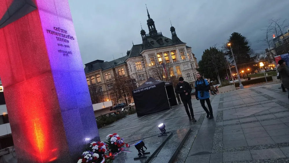 Plzeň si připomněla pád totalitního režimu. V ulicích byly výstavy, projekce i lepením plakátů stejně jako v roce 1989