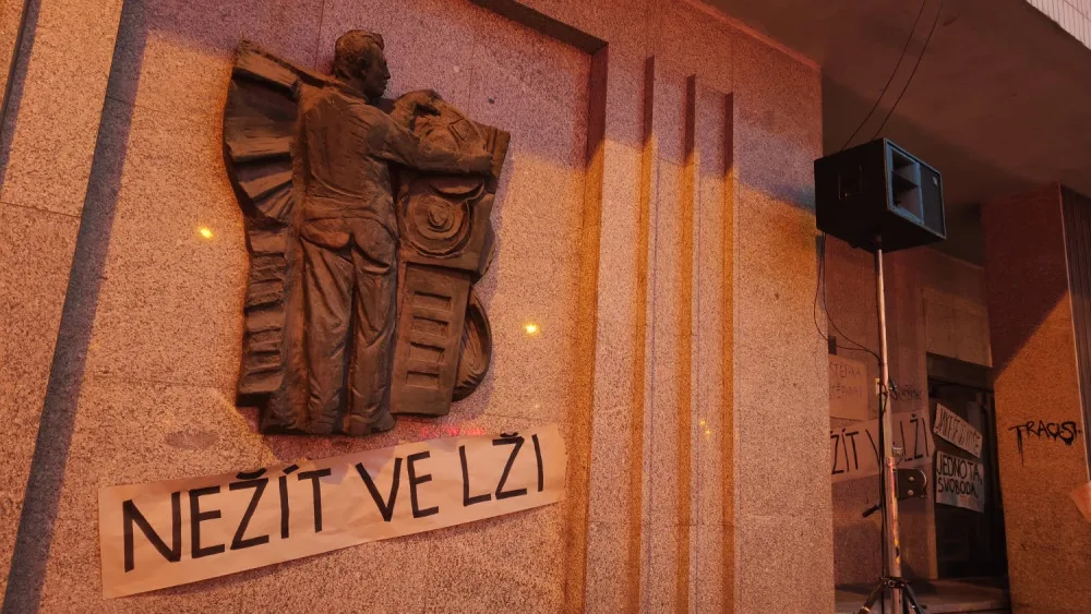 Plzeň si připomněla pád totalitního režimu. V ulicích byly výstavy, projekce i lepením plakátů stejně jako v roce 1989