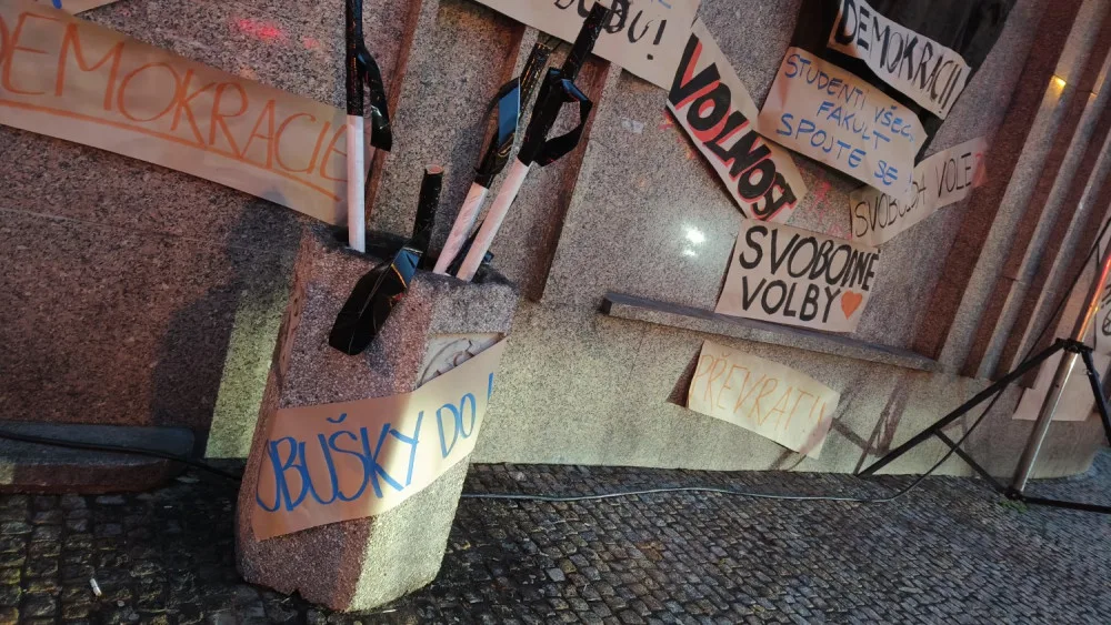Plzeň si připomněla pád totalitního režimu. V ulicích byly výstavy, projekce i lepením plakátů stejně jako v roce 1989