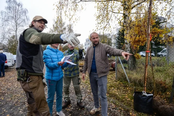 Město se víc zazelená. Lidé dostali od města stromy, které mohou zasadit na svých zahradách